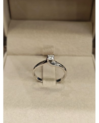 Anello Solitario in Oro Bianco 18 Carati con Diamante Naturale