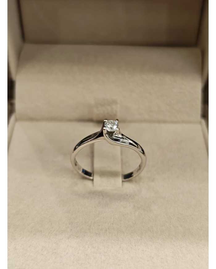 Anello Solitario in Oro Bianco 18 Carati con Diamante Naturale